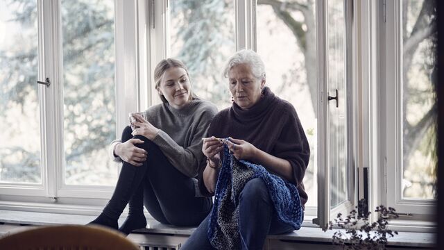 Strikkende dame med barnebarn